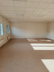 Innenansicht eines Klassenraums der Schule in Alzey-Land