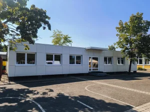 Außenansicht der Schule in Alzey-Land