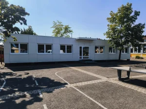 Außenansicht der Schule in Alzey-Land mit einer Tischtennisplatte davor