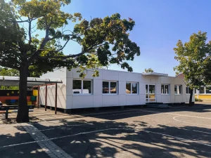 Außenansicht der Schule in Alzey-Land