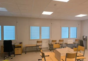 Innenansicht eines Klassenraums der Schule in Alzey-Land