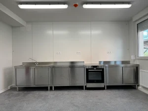 Innenansicht der Küche der Flüchtlingsunterkunft