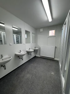 Innenansicht eines Waschraums in der Flüchtlingsunterkunft