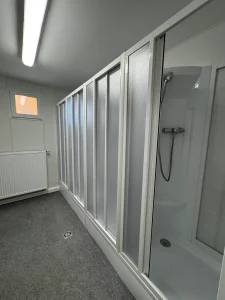 Innenansicht eines Waschraums in der Flüchtlingsunterkunft