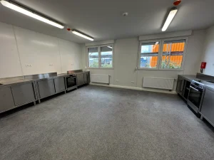 Innenansicht der Küche der Flüchtlingsunterkunft