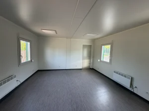 Innenansicht eines Containergebäudes, welches als Aufenthalts- und Materialraum genutzt wird