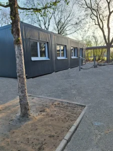 Außenansicht der anthrazitfarbenen Schulcontaineranlage in Schwalmtal