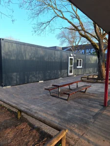 Außenansicht der anthrazitfarbenen Schulcontaineranlage in Schwalmtal