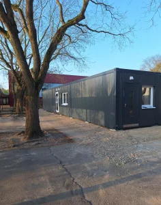 Außenansicht der anthrazitfarbenen Schulcontaineranlage in Schwalmtal