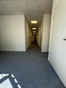 Innenansicht eines Korridors der Schulcontaineranlage in Schwalmtal