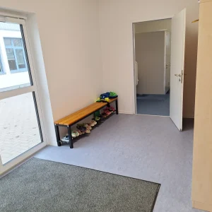 Innenansicht des Eingangsbereichs der Schulcontaineranlage in Schwalmtal