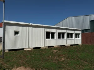 Außenansicht der weißen Schulcontaineranlage in Schwalmtal