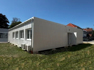 Außenansicht der weißen Schulcontaineranlage in Schwalmtal