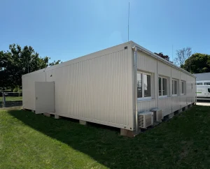 Außenansicht der weißen Schulcontaineranlage in Schwalmtal