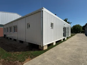 Außenansicht der weißen Schulcontaineranlage in Schwalmtal