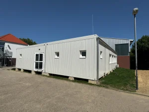 Außenansicht der weißen Schulcontaineranlage in Schwalmtal