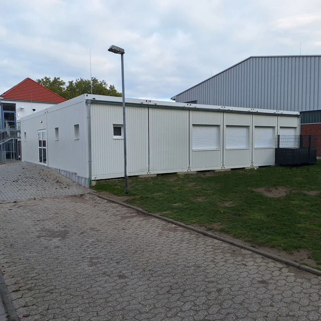 Außenansicht der weißen Schulcontaineranlage in Schwalmtal