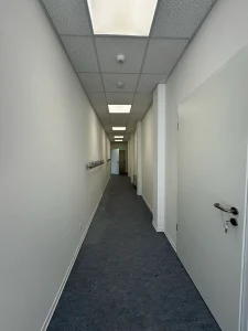 Innenansicht eines Korridors der Schulcontaineranlage in Schwalmtal