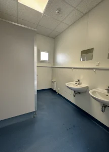 Innenansicht eines Sanitärraums der Schulcontaineranlage in Schwalmtal
