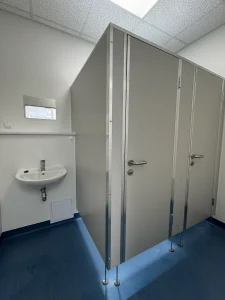 Innenansicht eines Sanitärraums der Schulcontaineranlage in Schwalmtal