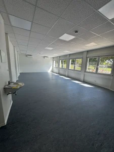 Innenansicht eines leeren Klassenraums der Schulcontaineranlage in Schwalmtal