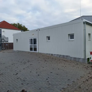 Außenansicht der weißen Schulcontaineranlage in Schwalmtal