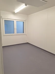 Innenansicht eines Nebenraums in der Umkleideanlage