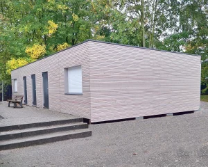 Außenansicht der holzverkleideten Umkleideanlage in Schwerte