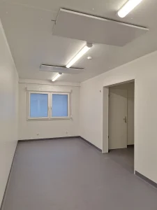 Innenansicht eines Nebenraums in der Umkleideanlage
