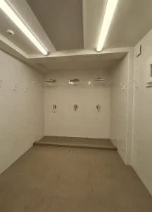 Innenansicht des Duschbereichs der Umkleideanlage
