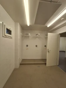 Innenansicht des Duschbereichs der Umkleideanlage