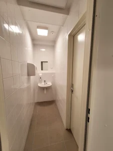 Ansicht des Toilettenraums der Umkleideanlage