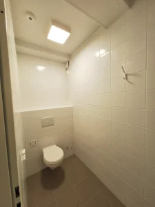 Ansicht des Toilettenraums der Umkleideanlage