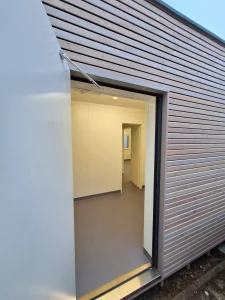 Eingangstür der holzverkleideten Umkleideanlage in Schwerte