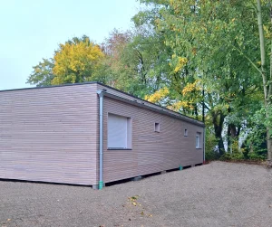 Außenansicht der holzverkleideten Umkleideanlage in Schwerte