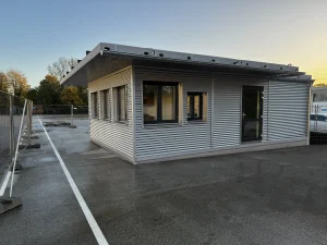 Außenansicht einer Pförtneranlage in Modulbauweise mit silberfarbener Metall-Außenverkleidung