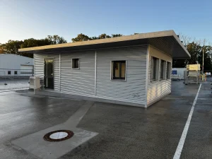 Außenansicht einer Pförtneranlage in Modulbauweise mit silberfarbener Metall-Außenverkleidung