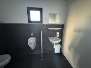 Ansicht des Sanitärraums innerhalb des Containergebäudes