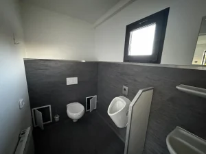 Ansicht des Sanitärraums innerhalb des Containergebäudes