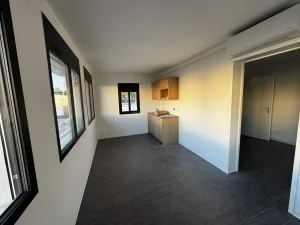 Ansicht des Aufenthaltsraums innerhalb des Containergebäudes