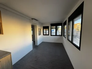 Innenansicht des Pförtner-Containergebäudes