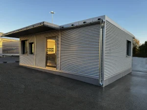 Außenansicht einer Pförtneranlage in Modulbauweise mit silberfarbener Metall-Außenverkleidung